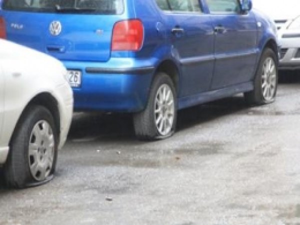 Mersin'de 40'a Yakın Aracın Lastikleri Patlatıldı  