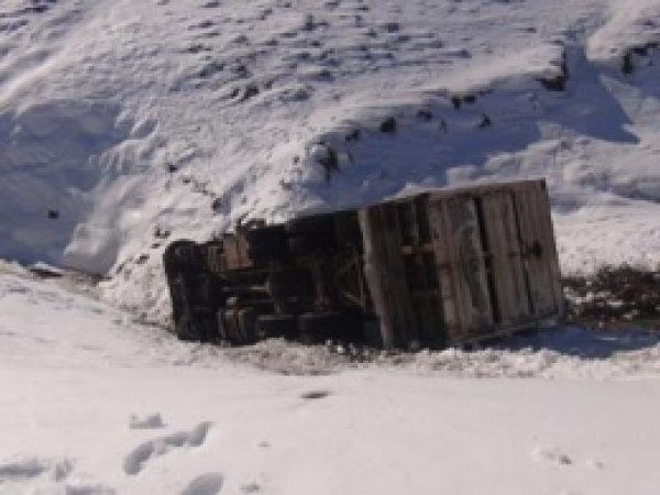 Virajı Alamayan Kamyonet Uçuruma Yuvarlandı  