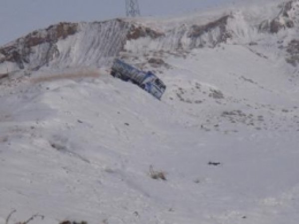 Karda Yolu Şaşıran Kamyon Uçuruma Uçtu 