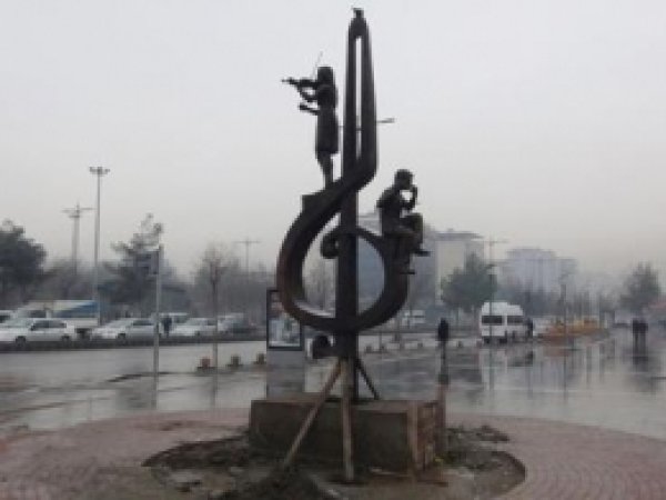 BDP'li Belediye Heykel Dikmeye Devam Ediyor 