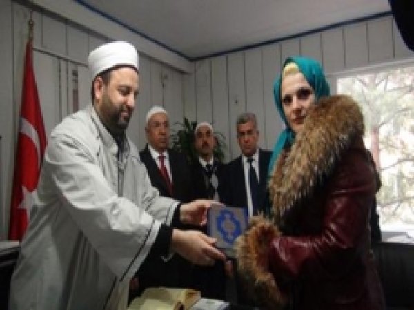 Moldovalı Kadın Müslüman Oldu  