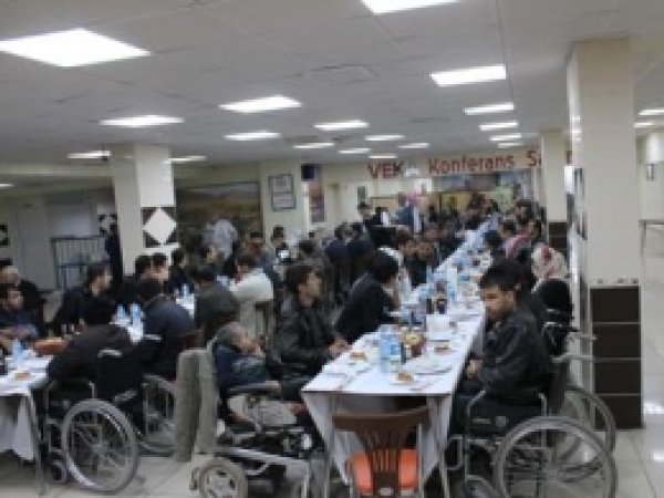 Bismil Kaymakamı Engellilerle Yemekte Buluştu   