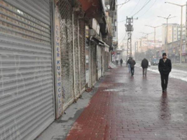 Hakkari ve Yüksekova'da Kepenkler Kapalı