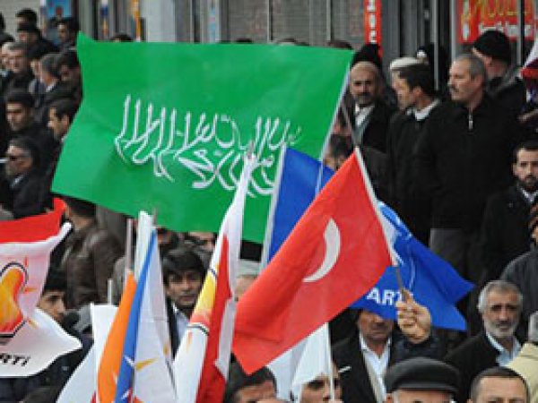 'AKP'nin Van Mitinginde Hizbullah Bayrakları Açıldı'