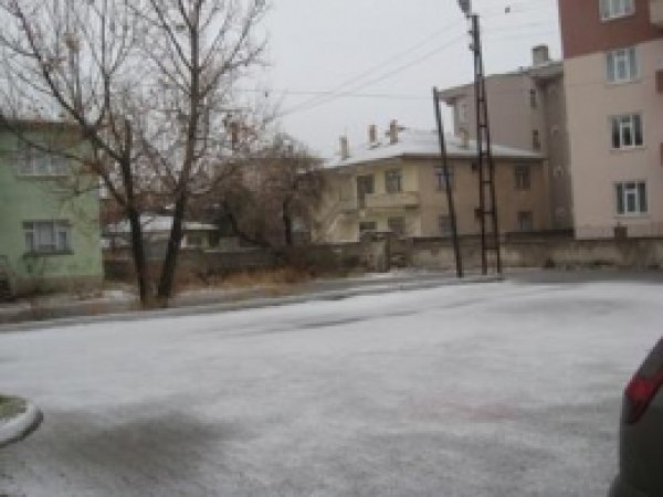 Erciş Merkezine Yılın İlk Karı Yağdı  