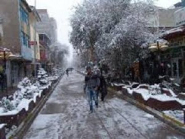 Doğubayazıt'a Mevsimin İlk Karı Yağdı 