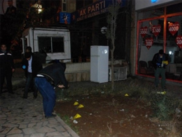 Diyarbakır'da AK Parti'ye  Bombalı Saldırı