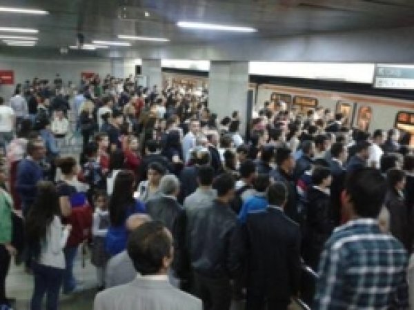 Metro'daki Arıza Yolcuları Mağdur Etti 