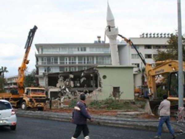 63 Yıllık Cami Bir Günde Yıkıldı 