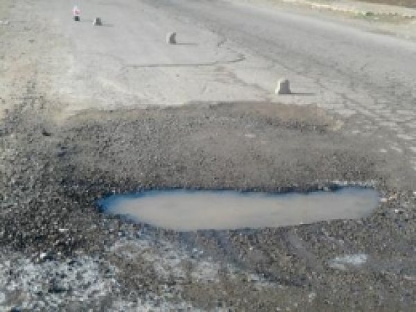 TOKİ Yolundaki Çukur Kazaya Sebep Oluyor 
