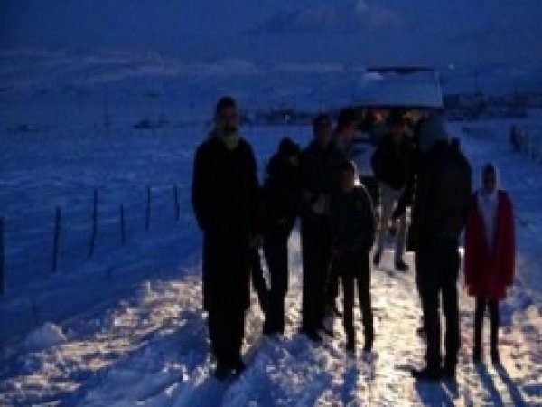 Yolda Mahsur Kalan Öğrencileri Velileri Kurtardı  
