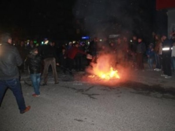 Diyarbakırlılar Elektrik Kesintilerine İsyan Etti 