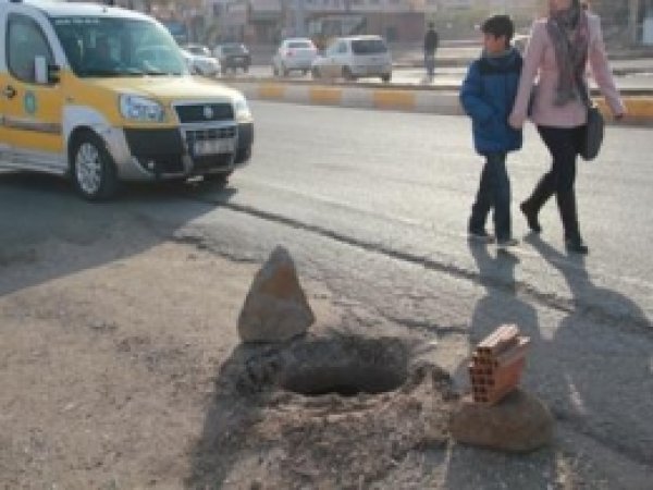 Kaldırımsız Caddedeki Açık Rögar Tehlike Saçıyor 