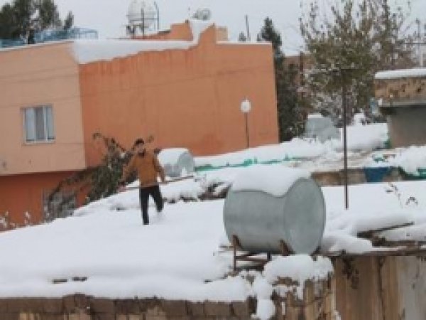 Kızıltepede Karla Kaplanan Çatılar Temizlenmeye Başlandı  