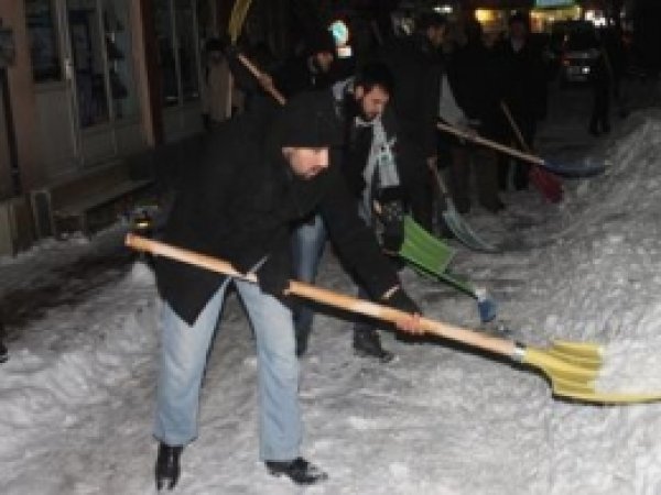 Vatandaşlar, Belediyeyi Protesto Amacıyla  Kar Temizledi  
