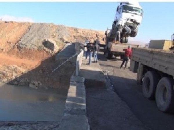 Dicle Nehri'ne TIR Uçtu: Bir Yaralı  