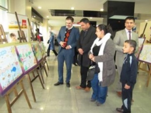 Veliler Yaptığı Resimleri Sergiledi  