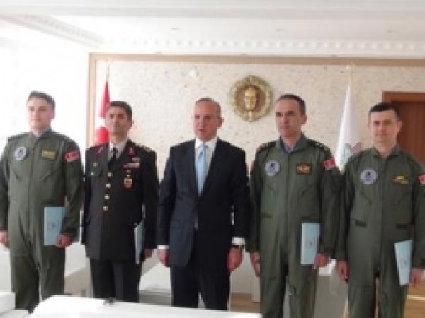 Hasta Kurtaran Pilotlara Takdirname Verildi 