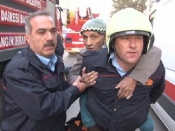 Felçli Adam Son Anda Yanmaktan Kurtarıldı 