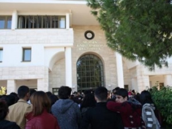 Öğrenciler Rektörlük Binasını İşgal Etti 