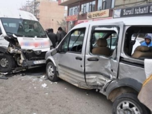 Batman'da U Dönüşü Kazası: 3 Yaralı 