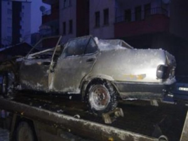Çatılardan Düşen Karlar Araçlara  Ciddi  Zarar Verdi.  
