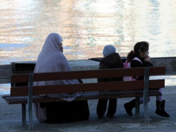 Fransa Eğitim Bakanlığı, Veliye Başörtüsü Yasağında Israrcı
