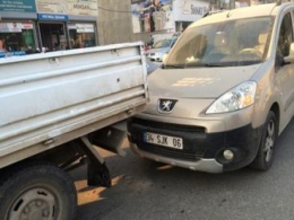 Batman'da Maddi Hasarlı Trafik Kazası  