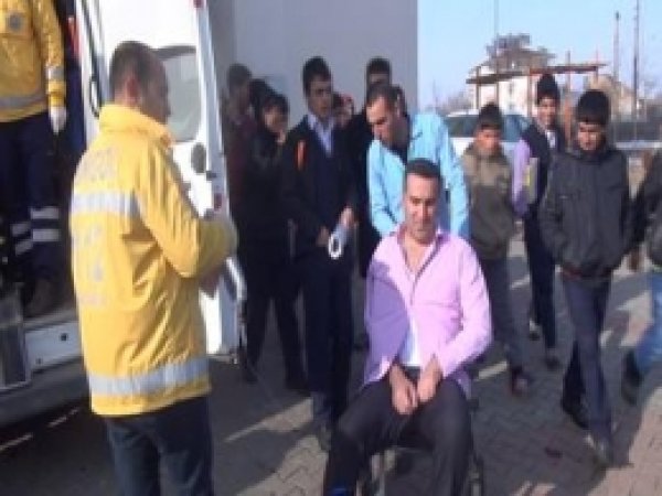 "Öğrenci Velisi Müdür Yardımcısını Bıçakladı" 