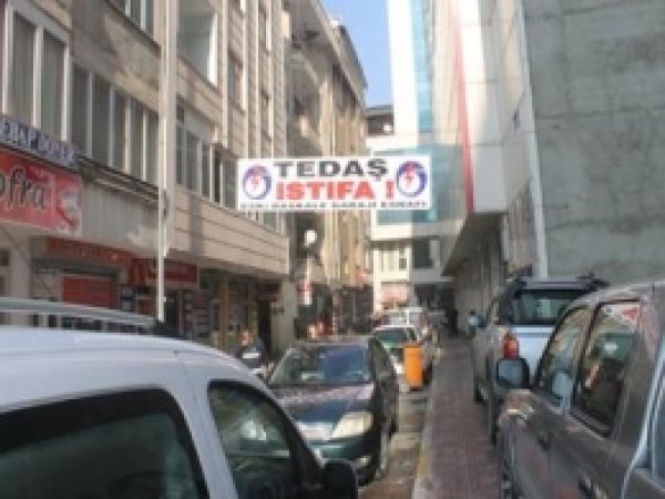 Vanlı Esnaftan VEDAŞ'a Pankartlı Protesto  