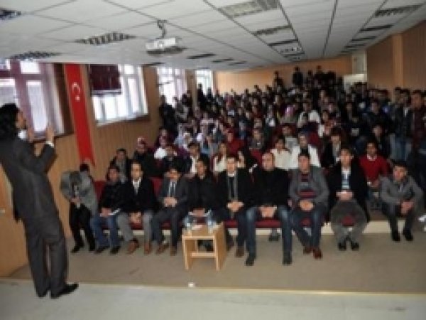 Adilcevaz'da Madde Bağımlılığı Konferansı Verildi 