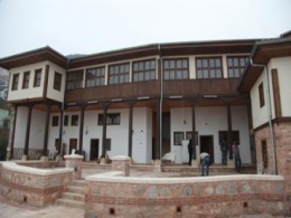 Üftade Tekkesi Onarılıyor 