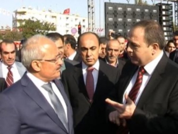 Kurtuluş Törenlerinde Yolsuzluk Krizi 