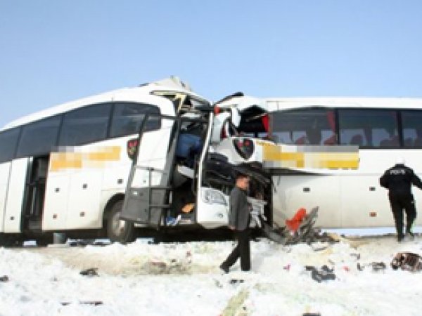 Otobüsler Kafa Kafaya Çarpıştı: 4 Ölü, 18 Yaralı