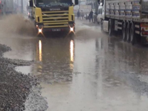 Bakımsız Cizre Caddeleri Göle Döndü