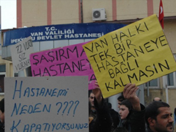 Vanlılar Hastanelerin Kapatılmasına Tepki Gösterdi