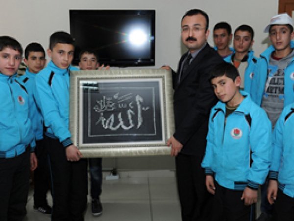 Vali Yardımcısına 'Allah' Lafızlı Tablo