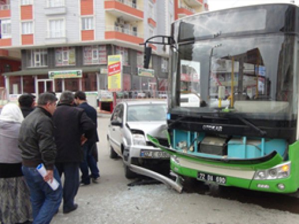 Batman'da Maddi Hasarlı Kaza