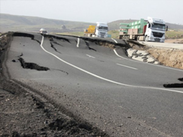 Cizre'de Yol Çöktü