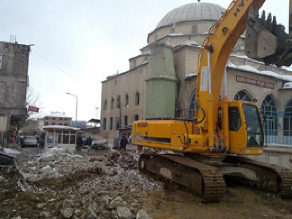 Depremden Zarar Gören Minareler Yıkıldı