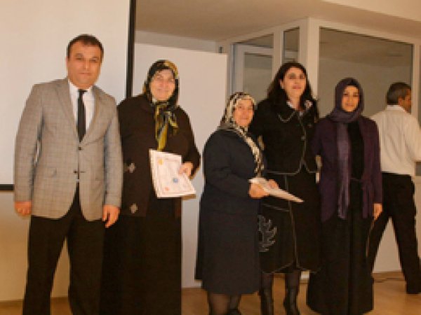 Aile Eğitimine Katılan Velilere Belgeleri Verildi
