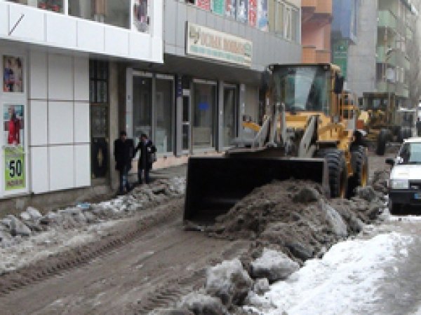 Ağrı'da Kar Temizliği ve Çığ Uyarısı