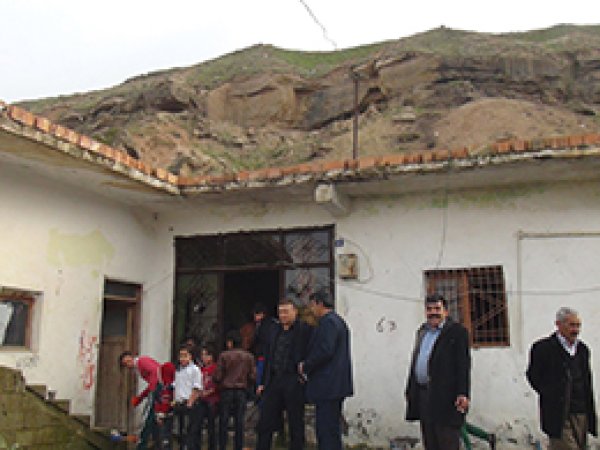 Dağdan Yuvarlanan Kayalar Evlerin Üzerine Düştü