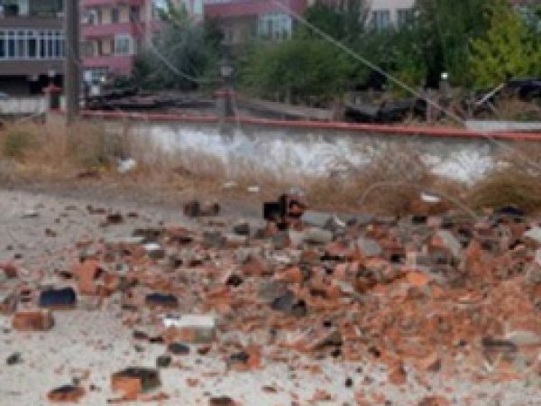 Elazığ'da Fırtına Çatıları Uçurdu