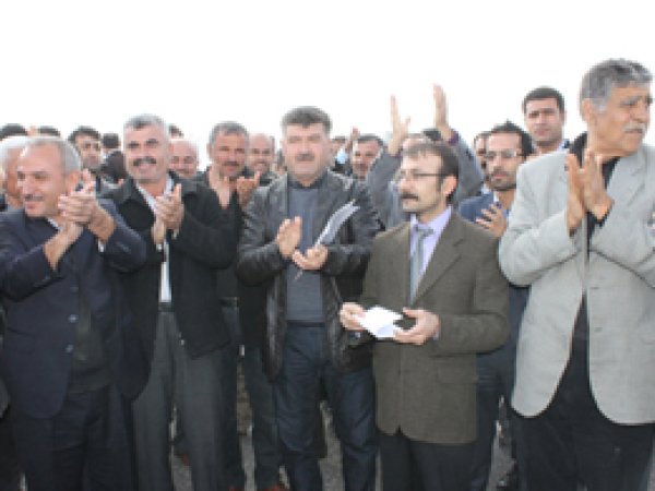 Bismilli Çiftçiler Yol Kesti 