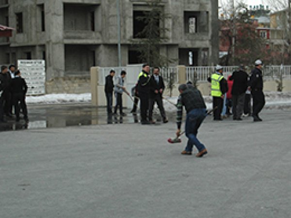 Okul Öğrencilere Temizlettirildi