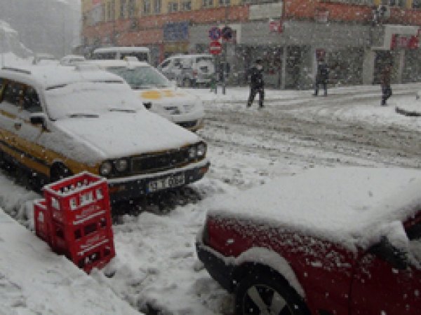 Bitlis'te Aralıksız Kar Yağışı