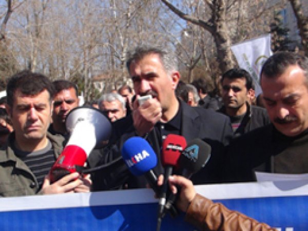 Pankartın Kürtçe Bölümünün Yırtılmasına Tepki