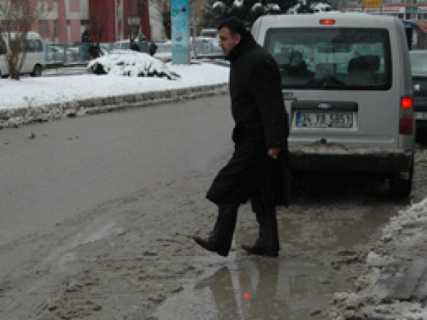 Eriyen Kar Sokakları Göle Çevirdi