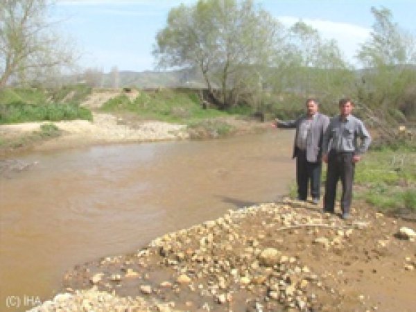 Alaşarlı Köylüleri Menderes Nehrine Köprü İstiyor